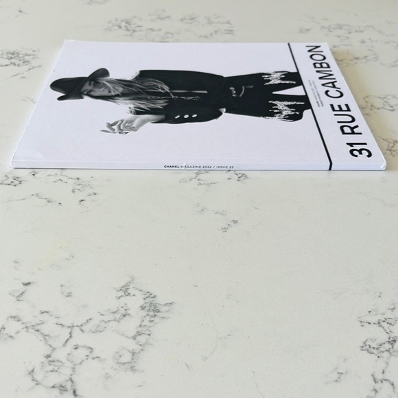 CHANEL 2022-2023 Book - Picture 6 of 12